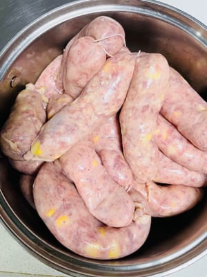 捆綁線及紮透氣孔:
灌一段就用線紮一節(按自己想吃的長度扎,方便後續吃)
紮好後拿牙籤在腸衣上多扎幾個孔(提前排氣,不然加熱時腸衣裡的空氣會把腸撐爆,跟容嬤嬤嬤似的多扎幾下~)