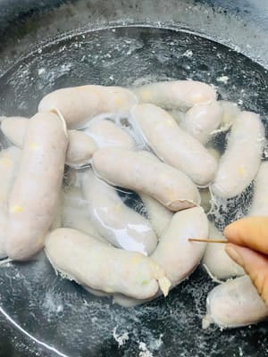 煮烤腸的方法:
必須冷水下鍋,開最小的火慢慢煮(看視頻狀態,別讓水煲滾!大火煮會把腸衣沖爆,否則你會得到一鍋肉湯/糯米粥),煮20分鐘左右也再用牙籤收拾它~,煮50分鐘到1小時,它浮起嚟就熟了。