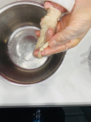 灌裝:
腸衣一頭打個結,然後全套在灌腸器上,灌的時候別灌太滿,裝個六分滿就行(煮/蒸的時候肉餡會膨脹,灌太滿直接撐破),見影片。