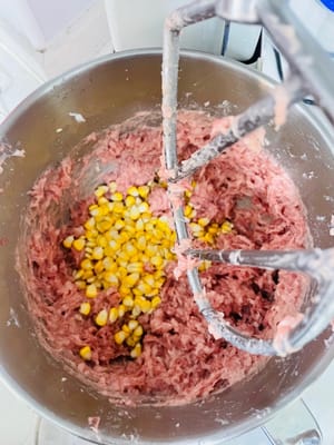 加輔料(可選):
要是做糯米腸,等肉攪好再倒泡好的糯米、玉米(先攪肉再加糯米,肉的黏性才夠包住米)
調好的餡放雪櫃冷藏4小時/過夜(讓調味料入味,肉也能更緊實)