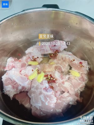 การลวกเพื่อขจัดกลิ่นคาว: ใส่หม้อลงในน้ำเย็น เติมเหล้าสำหรับปรุงอาหาร พริกไทยเสฉวน (สามารถใช้ต้นหอมแทนได้หากไม่ชอบ) และขิง ต้มด้วยไฟแรงจนเดือด จากนั้นต้มต่อประมาณ 5 นาที นำออกจากหม้อแล้วล้างด้วยน้ำร้อนเพื่อขจัดคราบ พักไว้