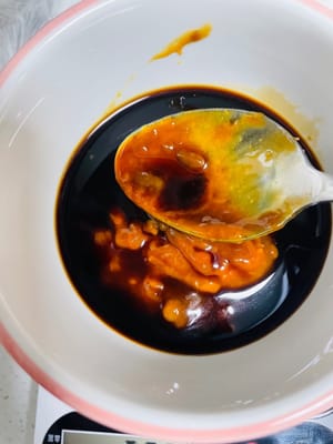 การเตรียมซอส: ผสมเต้าเจี้ยว 100 กรัม ซีอิ๊วขาว 20 กรัม ซีอิ๊วดำ 10 กรัม และซอสอาหารทะเล 20 กรัม เข้าด้วยกันจนเป็นซอสข้น นี่คือสิ่งที่ทำให้ซอสของเรามีรสชาติอร่อย