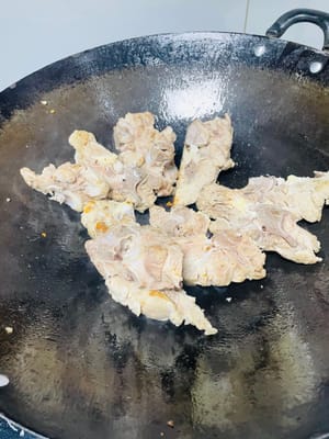 ผัดกระดูก : ใส่น้ำมันลงในหม้อ ใส่กระดูกที่สะเด็ดน้ำแล้ว ผัดด้วยไฟแรงสักครู่เพื่อให้กลิ่นของเนื้อออกมา