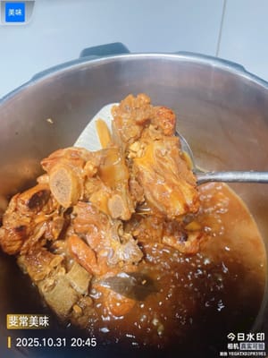 ถึงแม้ว่าบนแพลตฟอร์มจะมีสูตรซี่โครงหมูตุ๋นอยู่แล้ว แต่ฉันก็ลังเลที่จะแบ่งปันสูตรอื่น แต่แต่ละสูตรก็มีรสชาติที่เป็นเอกลักษณ์เฉพาะตัว อย่างเช่นสูตรนี้ในครอบครัวของฉัน ซึ่งมักจะถูกขอเป็นของว่างยามดึก ครั้งนี้ฉันเขียนบันทึกเอาไว้ ไม่เพียงแต่เพื่อจะได้ทำใหม่ได้อย่างรวดเร็วเมื่ออยากกินในอนาคตเท่านั้น แต่ยังเพื่อแบ่งปันเมนูอร่อย เผ็ดร้อน และนุ่มลิ้นจานนี้ให้กับคนรักอาหารคนอื่นๆ อีกด้วย รสชาติที่ดีควรค่าแก่การเป็นที่รู้จักของผู้คนมากขึ้น และควรค่าแก่การลิ้มลองทุกเมื่อ