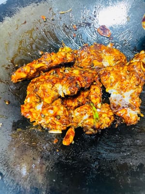 ผัดซอส: ต่อไปเทส่วนผสมซอสลงไป แล้วผัดต่อจนกระดูกแต่ละชิ้นเคลือบซอสอย่างทั่วถึง ดูน่าทานมาก