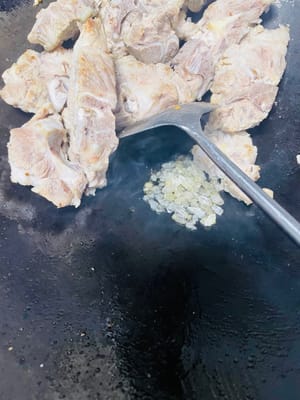 น้ำตาลคาราเมล: ดันกระดูกไปด้านหนึ่ง เติมน้ำตาลกรวดขาวลงไป เคี่ยวจนเป็นสีเหลืองอำพัน อย่าให้ไหม้ ผัดรวมกับกระดูก