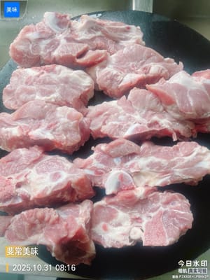 การเตรียมกระดูก: ขั้นแรก หั่นกระดูกเป็นชิ้นใหญ่ๆ แล้วแช่น้ำสะอาดอย่างน้อย 2 ชั่วโมง เปลี่ยนน้ำหลายๆ ครั้งเพื่อขจัดคราบเลือดและกลิ่นไม่พึงประสงค์ แนะนำให้ใช้กระดูกคอหมูหรือกระดูกซี่โครงหมู (ฉันใช้ซี่โครงหมู) เนื้อจากสองส่วนนี้ไม่แห้งหรือมันเยิ้ม และเคี้ยวอร่อยสุดๆ