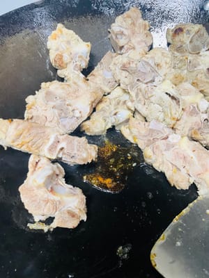 น้ำตาลคาราเมล: ดันกระดูกไปด้านหนึ่ง เติมน้ำตาลกรวดขาวลงไป เคี่ยวจนเป็นสีเหลืองอำพัน อย่าให้ไหม้ ผัดรวมกับกระดูก