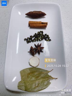 การเตรียมเครื่องเทศ: หั่นกระวาน (อย่าลืมเอาเมล็ดออก มิฉะนั้นจะขม) ใบกระวาน อบเชย โป๊ยกั๊ก เปลือกพริกไทยเสฉวน รากแองเจลิกา และขิงเป็นแว่น และหั่นต้นหอมเป็นชิ้นๆ แล้วล้างให้สะอาด