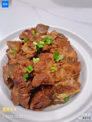 โรยต้นหอมซอย: ซี่โครงหมูตุ๋นรสชาติเข้มข้นนี้พร้อมเสิร์ฟแล้ว! ทานให้อิ่มท้องแล้ว รับรองว่าต้องอยากกินอีกหม้อหลังจากดูดกระดูกจนหมด!