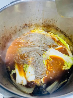 อย่าทิ้งน้ำซุปกระดูกหมูตุ๋น! น้ำซุปกระดูกหมูตุ๋นธรรมดาๆ ที่ทำจากวุ้นเส้นและกะหล่ำปลีจะหอมอร่อยจนเพื่อนบ้านต้องมาเคาะประตู! หลังจากเอากระดูกออกแล้ว อย่าทิ้งน้ำซุปที่เข้มข้นและรสชาติเข้มข้น! ใส่วุ้นเส้นที่แช่น้ำไว้และกะหล่ำปลีสับลงในหม้อ ต้มด้วยไฟแรงจนเดือด จากนั้นลดไฟลง เคี่ยวประมาณ 10 นาที วิธีนี้จะช่วยให้วุ้นเส้นซึมซับซอสรสเข้มข้น และกะหล่ำปลีก็จะนุ่มละมุนลิ้น น้ำซุปง่ายๆ นี้อร่อย อิ่มท้อง และทำง่าย อย่าปล่อยให้น้ำซุปแสนอร่อยนี้ต้องเสียเปล่า!