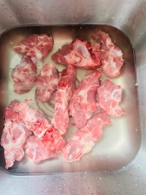 การเตรียมกระดูก: ขั้นแรก หั่นกระดูกเป็นชิ้นใหญ่ๆ แล้วแช่น้ำสะอาดอย่างน้อย 2 ชั่วโมง เปลี่ยนน้ำหลายๆ ครั้งเพื่อขจัดคราบเลือดและกลิ่นไม่พึงประสงค์ แนะนำให้ใช้กระดูกคอหมูหรือกระดูกซี่โครงหมู (ฉันใช้ซี่โครงหมู) เนื้อจากสองส่วนนี้ไม่แห้งหรือมันเยิ้ม และเคี้ยวอร่อยสุดๆ