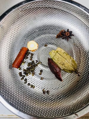 การเตรียมเครื่องเทศ: หั่นกระวาน (อย่าลืมเอาเมล็ดออก มิฉะนั้นจะขม) ใบกระวาน อบเชย โป๊ยกั๊ก เปลือกพริกไทยเสฉวน รากแองเจลิกา และขิงเป็นแว่น และหั่นต้นหอมเป็นชิ้นๆ แล้วล้างให้สะอาด