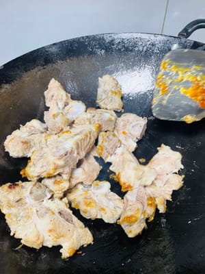 น้ำตาลคาราเมล: ดันกระดูกไปด้านหนึ่ง เติมน้ำตาลกรวดขาวลงไป เคี่ยวจนเป็นสีเหลืองอำพัน อย่าให้ไหม้ ผัดรวมกับกระดูก