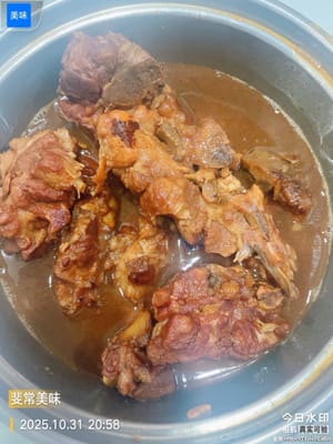 ถึงแม้ว่าบนแพลตฟอร์มจะมีสูตรซี่โครงหมูตุ๋นอยู่แล้ว แต่ฉันก็ลังเลที่จะแบ่งปันสูตรอื่น แต่แต่ละสูตรก็มีรสชาติที่เป็นเอกลักษณ์เฉพาะตัว อย่างเช่นสูตรนี้ในครอบครัวของฉัน ซึ่งมักจะถูกขอเป็นของว่างยามดึก ครั้งนี้ฉันเขียนบันทึกเอาไว้ ไม่เพียงแต่เพื่อจะได้ทำใหม่ได้อย่างรวดเร็วเมื่ออยากกินในอนาคตเท่านั้น แต่ยังเพื่อแบ่งปันเมนูอร่อย เผ็ดร้อน และนุ่มลิ้นจานนี้ให้กับคนรักอาหารคนอื่นๆ อีกด้วย รสชาติที่ดีควรค่าแก่การเป็นที่รู้จักของผู้คนมากขึ้น และควรค่าแก่การลิ้มลองทุกเมื่อ