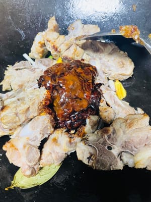 ผัดซอส: ต่อไปเทส่วนผสมซอสลงไป แล้วผัดต่อจนกระดูกแต่ละชิ้นเคลือบซอสอย่างทั่วถึง ดูน่าทานมาก