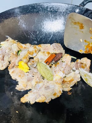 ผัดเครื่องเทศ: ใส่เปลือกพริกไทยดำที่เตรียมไว้ กระวานเอาเมล็ดออก โป๊ยกั๊ก ใบกระวาน รากแองเจลิกา ขิง และต้นหอม ผัดจนมีกลิ่นหอม