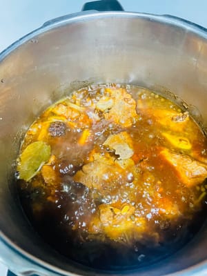 การตุ๋นและเคี่ยวซอส: เทน้ำเดือดลงไปให้ท่วมกระดูก หากใช้หม้อธรรมดา ให้เคี่ยวประมาณ 90-100 นาที หากใช้หม้ออัดแรงดัน ให้เคี่ยว 10 นาทีก่อน จากนั้นปล่อยแรงดันและเคี่ยวต่ออีก 10 นาที (อย่าเคี่ยวนานเกินไป ไม่เช่นนั้นเนื้อจะหลุดออกจากกระดูกและจะไม่อร่อย) เมื่อปล่อยแรงดันตามธรรมชาติแล้ว ให้เร่งไฟแรงขึ้นเพื่อลดปริมาณซอสประมาณ 5-10 นาที