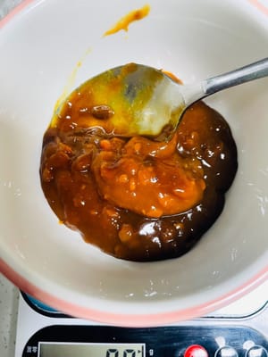 การเตรียมซอส: ผสมเต้าเจี้ยว 100 กรัม ซีอิ๊วขาว 20 กรัม ซีอิ๊วดำ 10 กรัม และซอสอาหารทะเล 20 กรัม เข้าด้วยกันจนเป็นซอสข้น นี่คือสิ่งที่ทำให้ซอสของเรามีรสชาติอร่อย