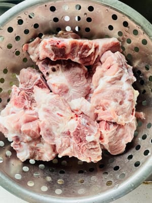 การเตรียมกระดูก: ขั้นแรก หั่นกระดูกเป็นชิ้นใหญ่ๆ แล้วแช่น้ำสะอาดอย่างน้อย 2 ชั่วโมง เปลี่ยนน้ำหลายๆ ครั้งเพื่อขจัดคราบเลือดและกลิ่นไม่พึงประสงค์ แนะนำให้ใช้กระดูกคอหมูหรือกระดูกซี่โครงหมู (ฉันใช้ซี่โครงหมู) เนื้อจากสองส่วนนี้ไม่แห้งหรือมันเยิ้ม และเคี้ยวอร่อยสุดๆ