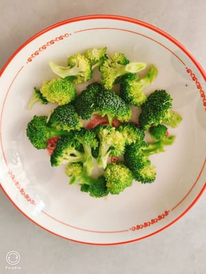 Cut the broccoli into small florets, wash with clean water, drain and set aside.