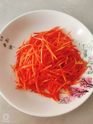 Cut the carrots into thin strips.