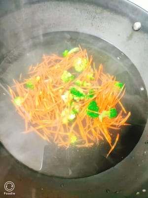 Boil water in a pot. Add a teaspoon of salt and a little oil. This is also the key to making the blanched vegetables crisp and not black. Add broccoli and shredded carrots. Take out the soup after 28 seconds.