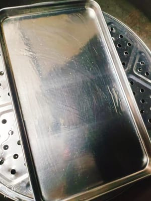 Prepare a container and brush it with a thin layer of oil, pour in the seasoned eggs, cover with plastic wrap and poke a few holes with a toothpick to facilitate exhaust.
