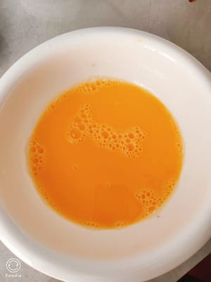Beat three free-range eggs in a bowl, add a little salt and a teaspoon of water starch, and stir well.