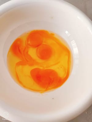 碗中打入三个土鸡蛋，放少许盐，一茶勺水淀粉，搅拌均匀。