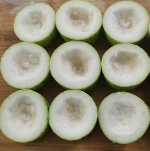 poi fai un buco al centro della zucca pelosa ma non farlo passare