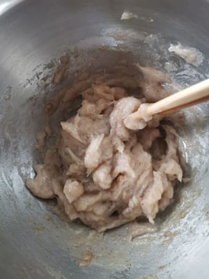 mescolare fino a quando le spezie saranno ben amalgamate e mettere da parte.