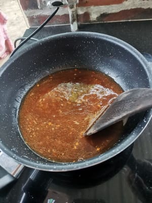 quindi aggiungere il condimento per la salsa (pepe in polvere, salsa di soia, salsa di ostriche, zucchero, farina di tapioca e acqua, quindi mescolare)