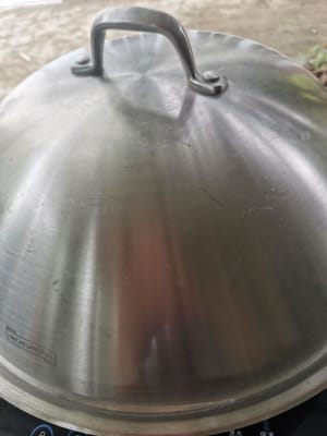 Preparate una padella, versateci dentro l'acqua, aspettate che bolla, poi aggiungete il riso e coprite, fate cuocere a vapore per 15 minuti.
