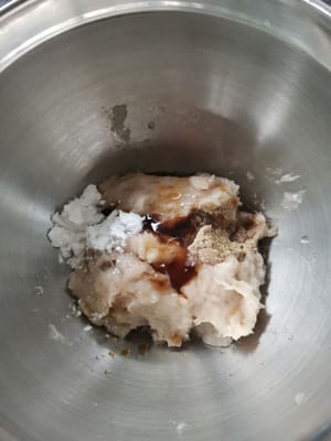 metterlo in un contenitore e condirlo (1/4 cucchiaino di sale, 1/4 cucchiaino di pepe in polvere, 1/4 cucchiaino di salsa di soia, 1 cucchiaio di farina di tapioca)
