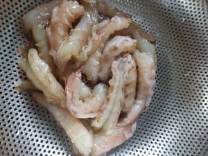 Pulire i gamberi (togliere la testa, sgusciare i gusci e dividere il dorso, quindi lavarli bene e scolarli)