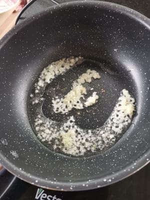 Preparare una padella, versare un filo d'olio, aggiungere l'aglio tritato.