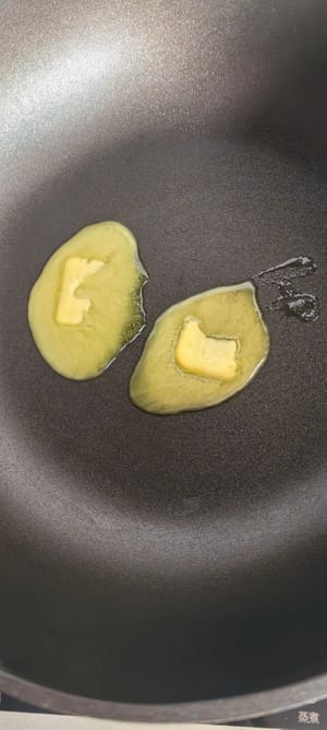 Etwas Butter in einer Pfanne bei schwacher Hitze schmelzen, gewürfelte Äpfel und etwas Zucker hinzufügen und kurz anbraten. (Wer es nicht süß mag, kann den Zucker weglassen.)