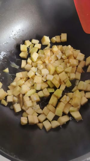 Die Äpfel unter Rühren anbraten, bis sie weich sind. Dann die Maisstärkemischung hinzufügen und weiterbraten, bis die Masse andickt. So sollte sie dann aussehen.