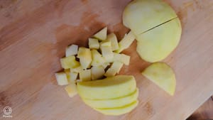 Den Apfel schälen, das Kerngehäuse entfernen und in kleine Würfel schneiden.