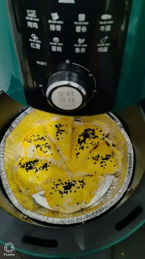 Bei 180 Grad Celsius 8 Minuten in der Heißluftfritteuse garen, dann wenden und weitere 5 Minuten garen.