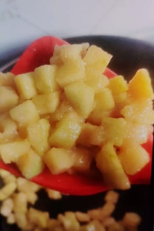 Die Äpfel unter Rühren anbraten, bis sie weich sind. Dann die Maisstärkemischung hinzufügen und weiterbraten, bis die Masse andickt. So sollte sie dann aussehen.