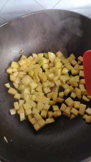 Etwas Butter in einer Pfanne bei schwacher Hitze schmelzen, gewürfelte Äpfel und etwas Zucker hinzufügen und kurz anbraten. (Wer es nicht süß mag, kann den Zucker weglassen.)