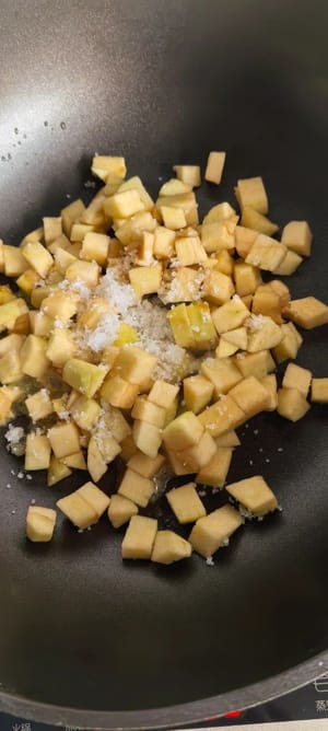 Etwas Butter in einer Pfanne bei schwacher Hitze schmelzen, gewürfelte Äpfel und etwas Zucker hinzufügen und kurz anbraten. (Wer es nicht süß mag, kann den Zucker weglassen.)