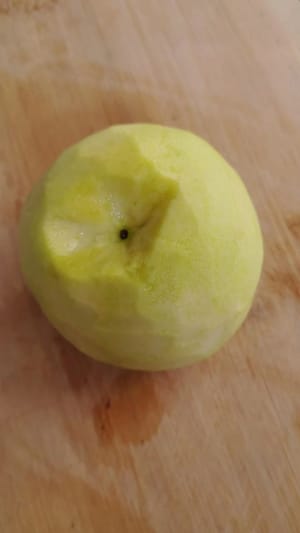Den Apfel schälen, das Kerngehäuse entfernen und in kleine Würfel schneiden.