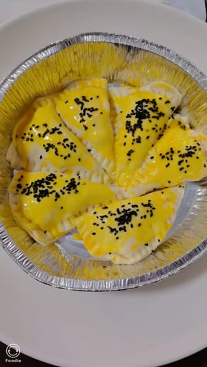 Ich habe glutenarmes Mehl verwendet, um meine eigenen Frühlingszwiebelpfannkuchen zu backen. Ich habe sie mit Eigelb bestrichen und mit schwarzen oder weißen Sesamsamen bestreut. Sehen sie nicht hübsch aus?