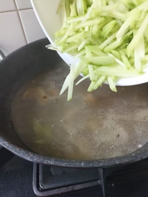 將佛手瓜去皮，切成細長塊或依口味切成小塊，然後洗淨，加入湯中。