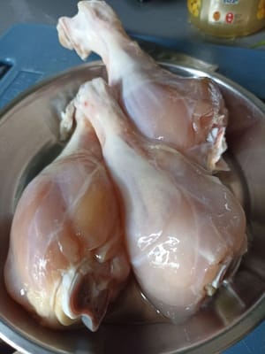 將雞腿洗淨，去皮，然後洗淨。
