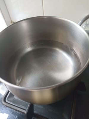 準備一個鍋子嚟煮麵條
