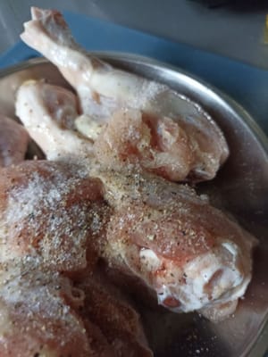 醃製雞肉，加入所有香料：1茶匙調味料，1/2茶匙胡椒粉，1茶匙鹽